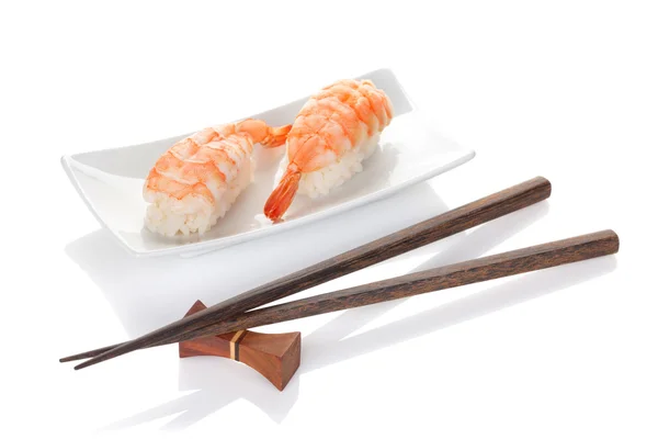 Sushis aux crevettes et baguettes — Photo