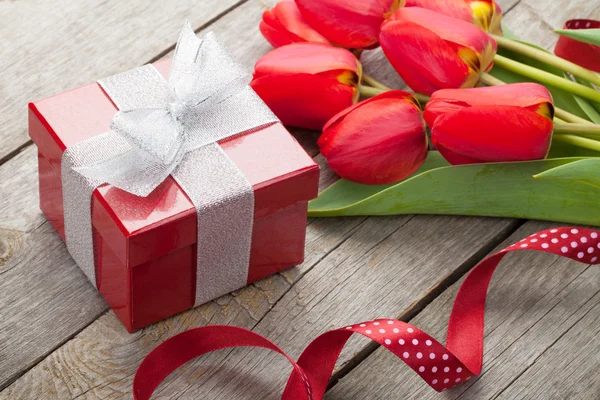 Ramo de tulipanes frescos y caja de regalo — Foto de Stock