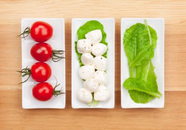 domates, mozzarella ve yeşil salata yaprakları