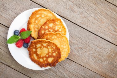 Ahududu, yaban mersini ve nane ile Pancakes