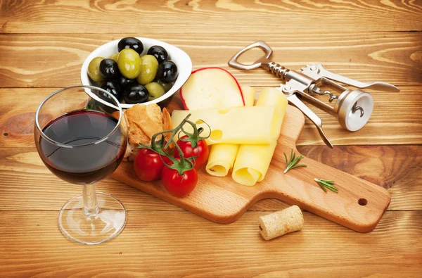 Vin rouge au fromage, olives, pain, légumes et épices — Photo