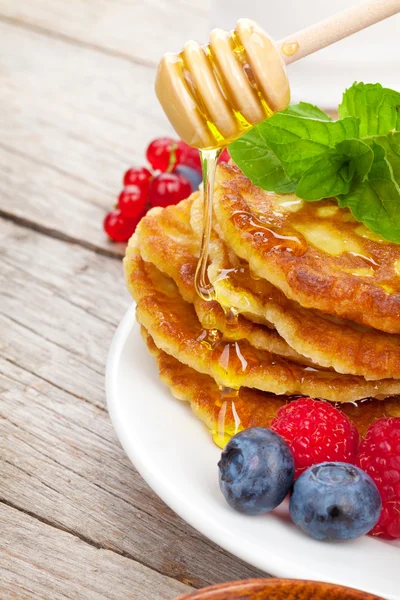 Pannkakor med hallon, blåbär, mynta och honung sirap — Stockfoto