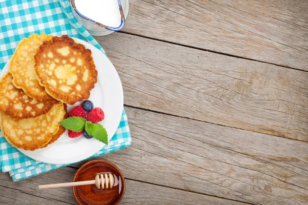 ラズベリー、ブルーベリー、ミント、蜂蜜のシロップのパンケーキ — ストック写真