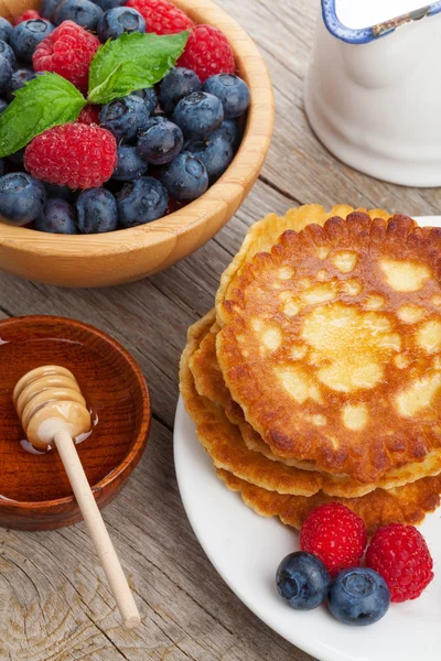 Panqueques con frambuesa, arándanos, menta y miel — Foto de Stock