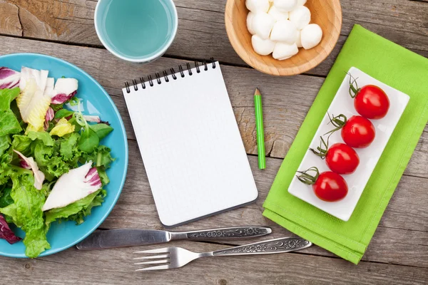 Frischer gesunder Salat, Tomaten, Mozzarella — Stockfoto