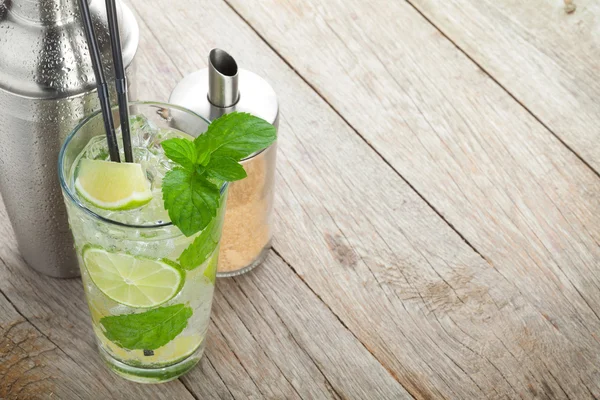 Fresh mojito cocktail and bar utensils — Stock Photo, Image