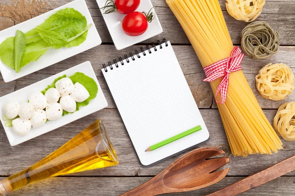 Domates, mozzarella, makarna ve yeşil salata yaprakları ile not etmek — Stok fotoğraf