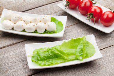 Domates, mozarella ve salata.