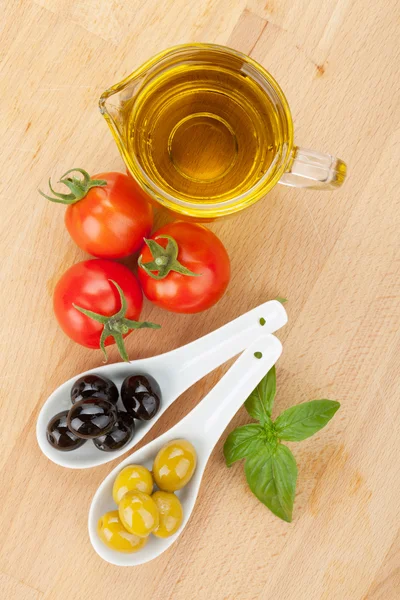 Olives, tomatoes and basil — Stock Photo, Image