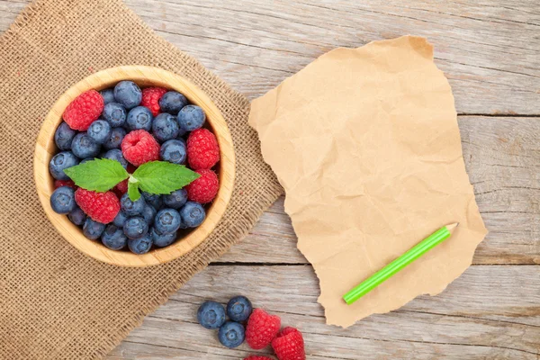 Blueberries and raspberries — Stock Photo, Image