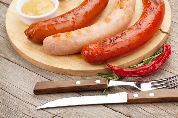 Verschillende gegrilde worstjes — Stockfoto