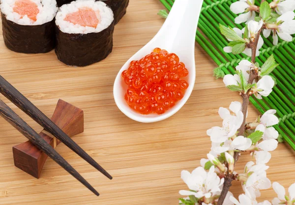 Κόκκινο χαβιάρι, σύνολο σούσι, sakura — Φωτογραφία Αρχείου