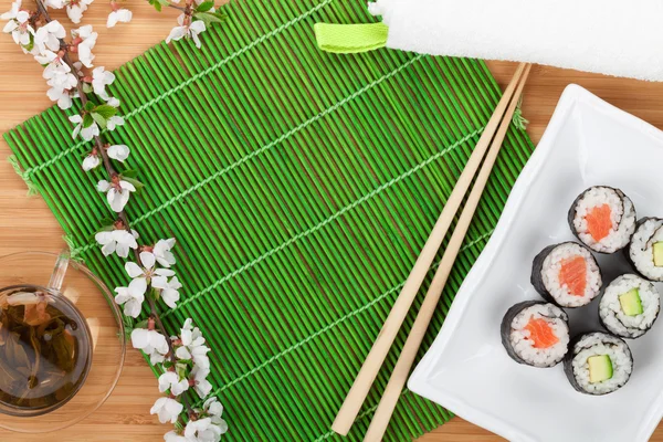 Set de sushi, palillos y sakura — Foto de Stock