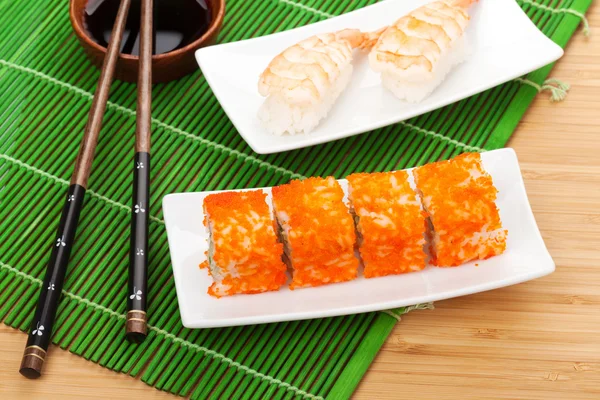 Sushi maki y sushi de camarones — Foto de Stock