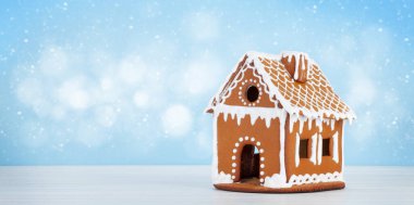 Karda zencefilli kurabiye evi ve fotokopi alanı olan bir Noel kartı.