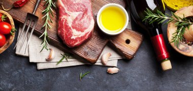 Çiğ biftek pişirme ve malzemeler. Et parçası, kırmızı şarap, otlar ve baharatlar. Üst görünüm düzlüğü