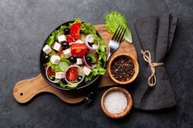 Taze sebzeli klasik Yunan salatası. Üst görünüm düzlüğü