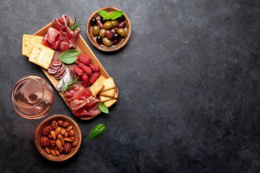 Prosciutto, salam, kraker, peynir, fındık, zeytin ve gül şarabı ile pansiyon. Üst görünüm düzlüğü kopyalama alanı ile yatıyordu