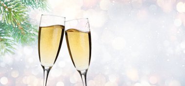 Şampanya bardakları ve bokeh arkaplanlı Noel tebrik kartı. Kopya alanı olan tatil kartı