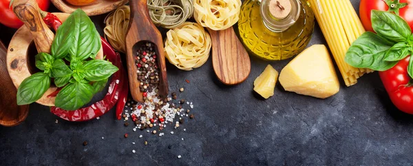 Italiensk Matlagning Ingredienser Tomater Basilika Spaghettipasta Olivolja Och Chilipeppar Stenbordet — Stockfoto