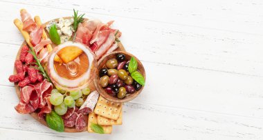 Prosciutto, salam, kraker, peynir, fındık, zeytin ve gül şarabı ile pansiyon. Üst görünüm düzlüğü kopyalama alanı ile yatıyordu