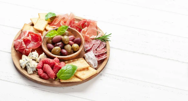 Antipasto Con Prosciutto Salame Cracker Formaggio Olive Con Spazio Copia — Foto Stock