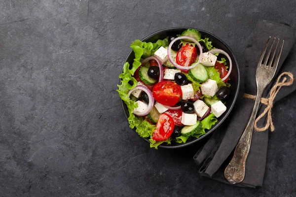Taze sebzeli klasik Yunan salatası. Üst görünüm düzlüğü kopyalama alanı ile yatıyordu