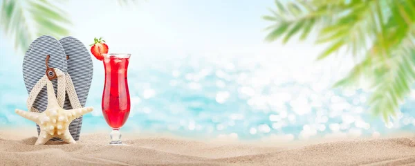 Frischer Kalter Tropischer Cocktail Flip Flops Und Seesterne Tropischen Strand — Stockfoto