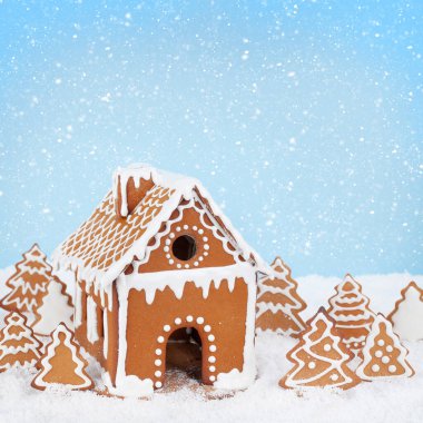 Noel tebrik kartı, zencefilli kurabiye evi, kardaki zencefilli köknar ağaçları ve kopyalama alanı