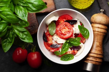 Taze domatesli Caprese salatası, fesleğen ve mozzarella peyniri. Üst görünüm düzlüğü
