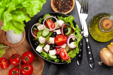 Taze sebzeli klasik Yunan salatası. Üst görünüm düzlüğü