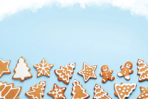 Tarjeta Navidad Con Galletas Jengibre Sobre Fondo Azul Vista Superior — Foto de Stock