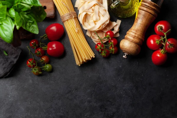 Cocina Italiana Ingredientes Alimentarios Pastas Tomates Albahaca Especias Vista Superior —  Fotos de Stock