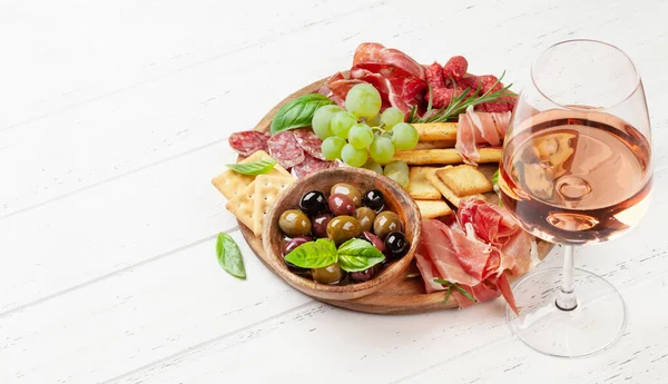 Antypasto Deska Prosciutto Salami Krakersy Ser Orzechy Oliwki Wino Różane — Zdjęcie stockowe