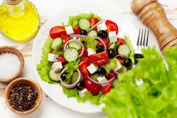 Класичний Грецький Салат Свіжими Садовими Овочами — стокове фото
