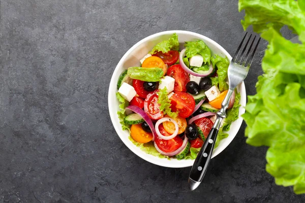 Ensalada Griega Clásica Con Verduras Frescas Jardín Vista Superior Plano —  Fotos de Stock