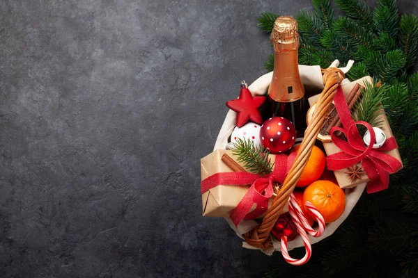 Julklappskorg Med Champagneflaska Inredning Presentförpackning Och Frukt Ovanifrån Platt Låg — Stockfoto