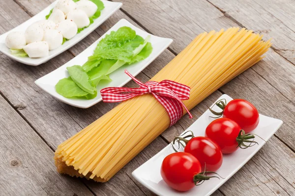 Tomaten, Mozzarella, Nudeln und Salatblätter — Stockfoto