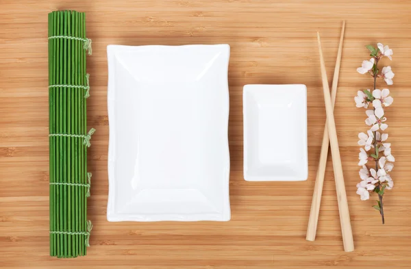 Πιάτα, chopsticks και sakura υποκατάστημα — Φωτογραφία Αρχείου