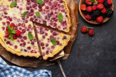 Ev yapımı çilekli kek. Tatlı ahududulu tart ve böğürtlen. Üst görünüm düzlüğü