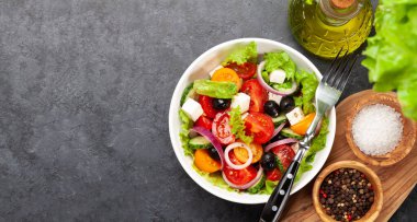 Taze sebzeli klasik Yunan salatası. Üst görünüm düzlüğü kopyalama alanı ile yatıyordu