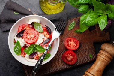 Taze domatesli Caprese salatası, fesleğen ve mozzarella peyniri. Üst görünüm düzlüğü