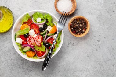 Taze sebzeli klasik Yunan salatası. Üst görünüm düzlüğü kopyalama alanı ile yatıyordu