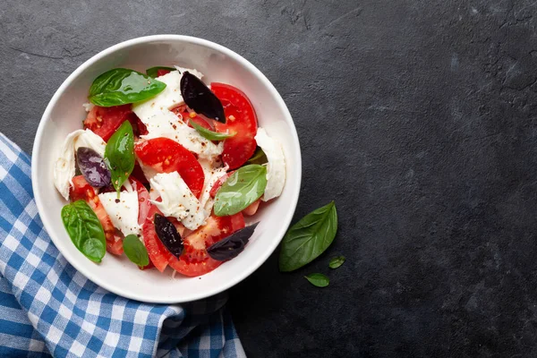 Caprese Salát Čerstvými Rajčaty Bazalkou Sýrem Mozzarella Horní Pohled Plochý — Stock fotografie