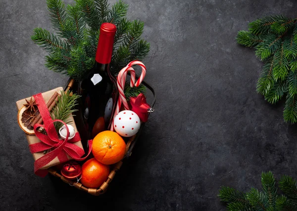 シャンパンボトル ギフトボックスや果物とクリスマスギフトバスケット コピースペース付きのトップビューフラットレイ — ストック写真