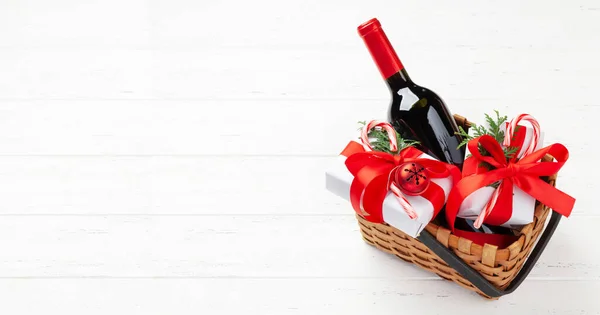 圣诞礼篮 装有香槟酒瓶 装饰品 礼品盒和水果 带有复制空间的顶部视图 — 图库照片