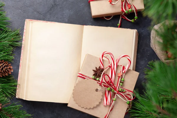 Kerst Geschenkdoos Met Ambachtelijke Inrichting Vintage Boek Bovenaanzicht Plat Lag — Stockfoto