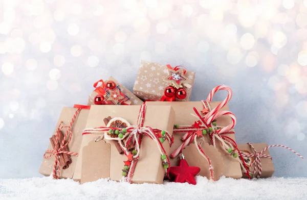 Weihnachtsgeschenkboxen Mit Handwerklichem Dekor Mit Platz Für Ihre Grüße — Stockfoto