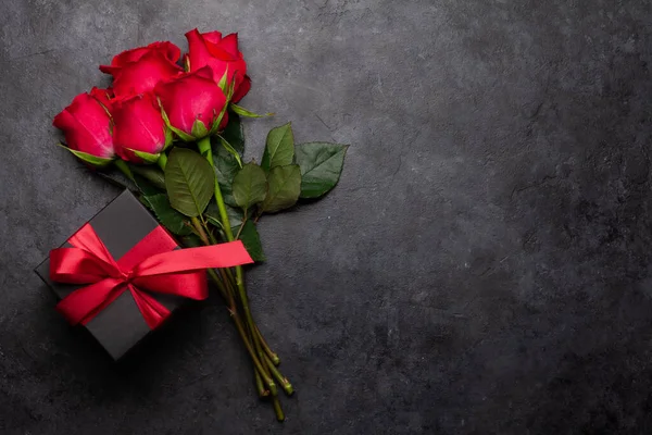 Valentinstag Grußkarte Mit Roten Rosen Blumenstrauß Und Geschenkbox Auf Stein — Stockfoto