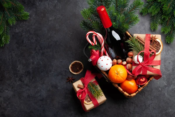 Julklappskorg Med Champagneflaska Inredning Presentförpackning Och Frukt Ovanifrån Platt Låg — Stockfoto